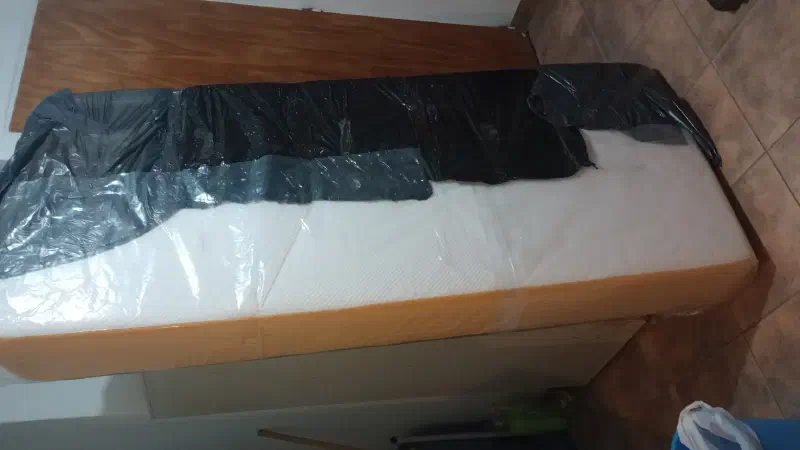 Colchón cubierto en varias bolsas pegadas entre sí