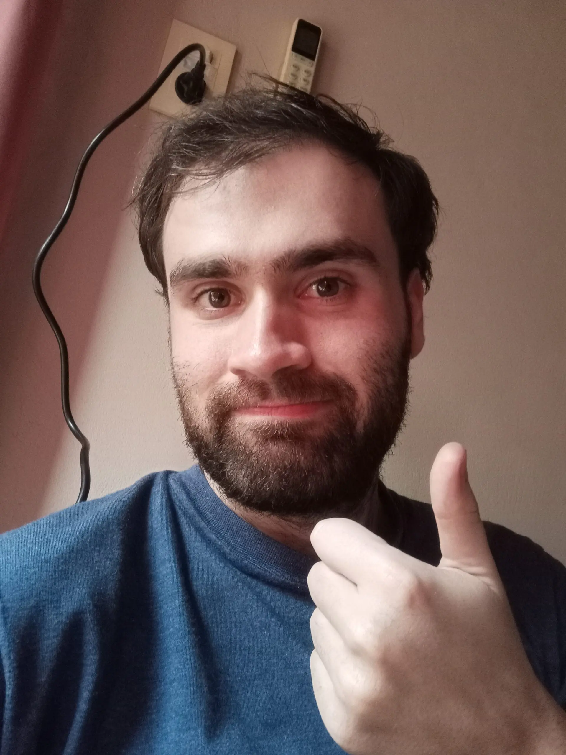 Yo cansado, haciendo una señal de ok con la mano