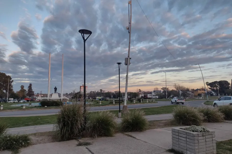 Cielo amaneciendo en una rotonda con un monumeno en el centro