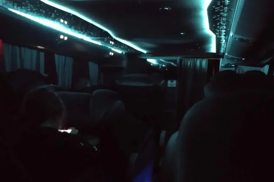 Interior de un colectivo en pleno viaje nocturno
