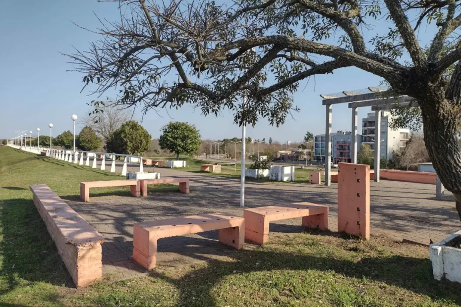 Paseo peatonal bajo el sol