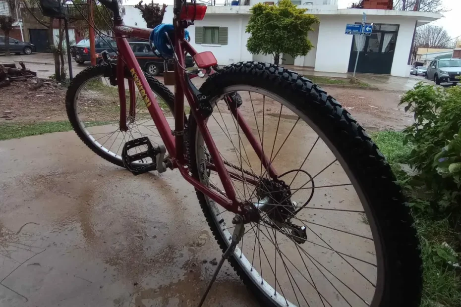 Bicicleta sobre el cemento mojado