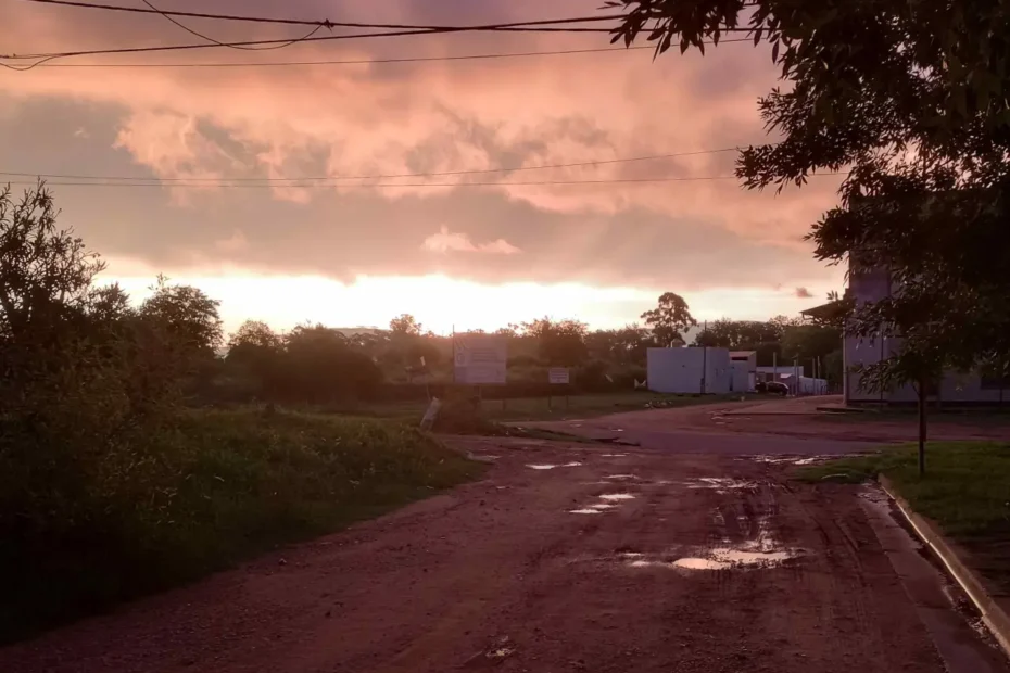 Atardecer sobre un camino de tierra