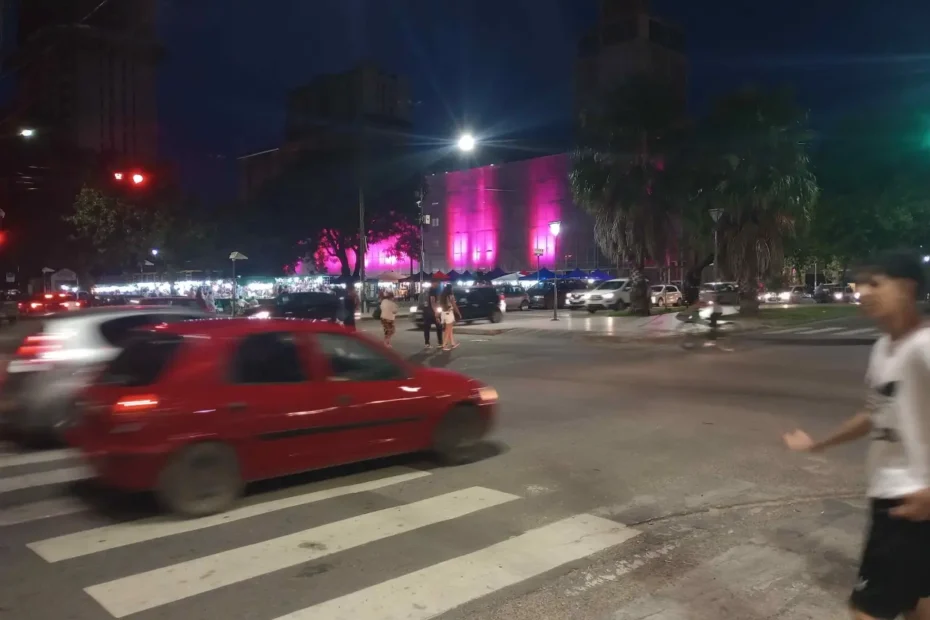 Encrucijada transitada de noche, en una ciudad con mucho tráfico, borrosa