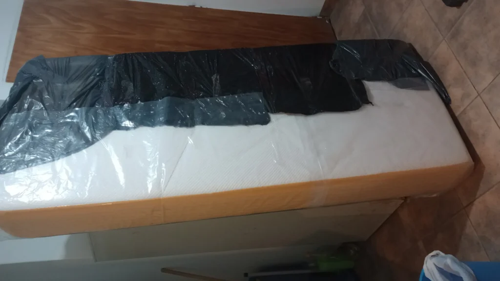 colchón cubierto en varias bolsas pegadas entre sí