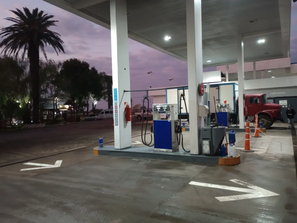 estación de servicio unos minutos antes del amanecer