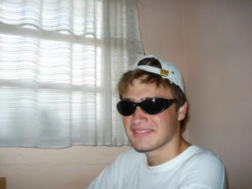 adolescente con gorra y lentes de sol