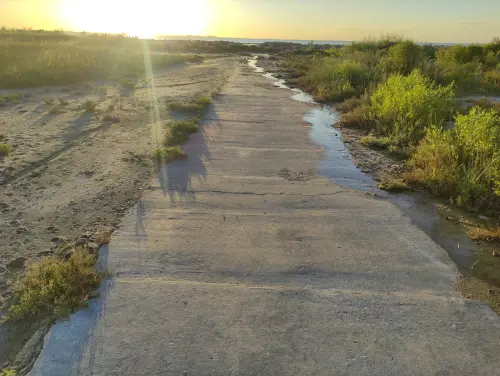 Sendero de piedra que da al horizonte durante una puesta de sol