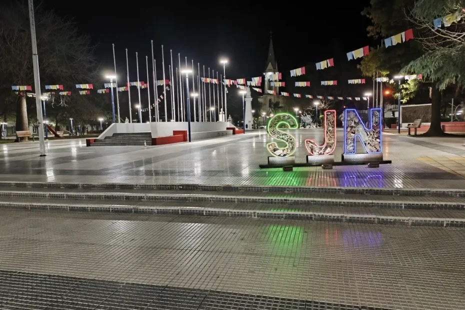 plaza iluminada de noche