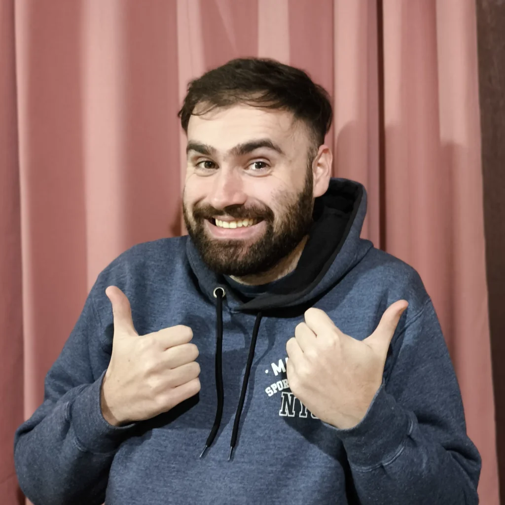 Foto mía sonriendo y haciendo el gesto de OK con ambas manos