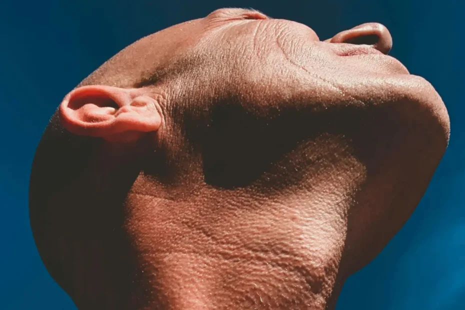 Hombre mostrando el cuello